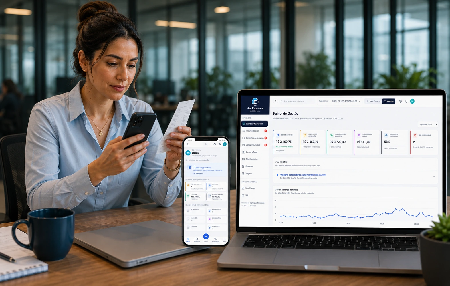 Profissional registrando um comprovante pelo celular, com o aplicativo Jad Expenses no smartphone e o painel web do Jad Expenses no notebook.